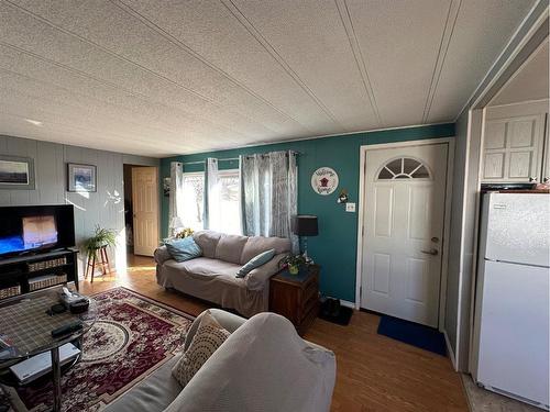 5113 51 Avenue, Berwyn, AB - Indoor Photo Showing Living Room