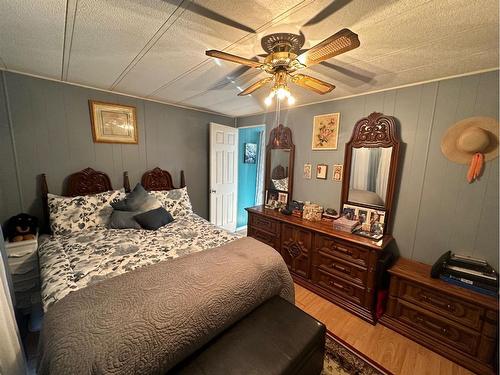 5113 51 Avenue, Berwyn, AB - Indoor Photo Showing Bedroom