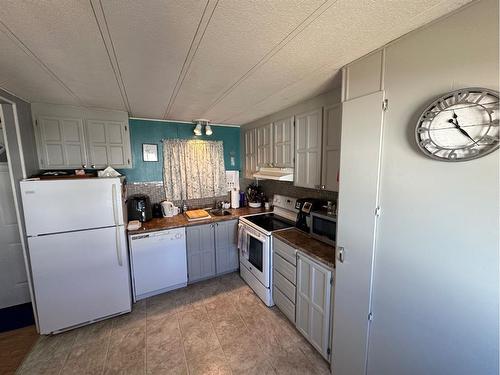 5113 51 Avenue, Berwyn, AB - Indoor Photo Showing Kitchen With Double Sink