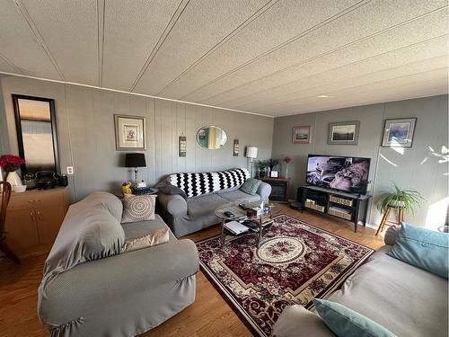5113 51 Avenue, Berwyn, AB - Indoor Photo Showing Living Room