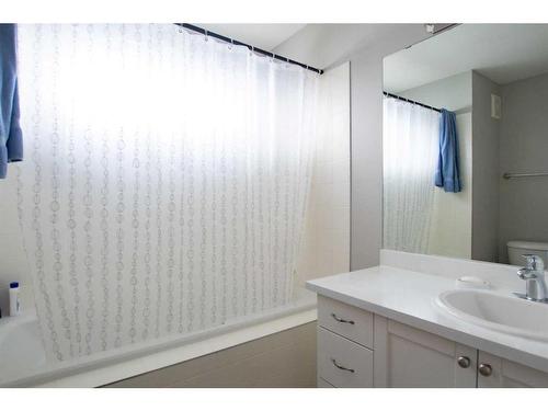 10209 71 Avenue, Grande Prairie, AB - Indoor Photo Showing Bathroom