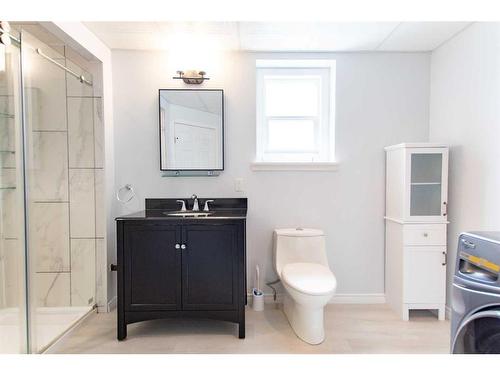 10209 71 Avenue, Grande Prairie, AB - Indoor Photo Showing Bathroom