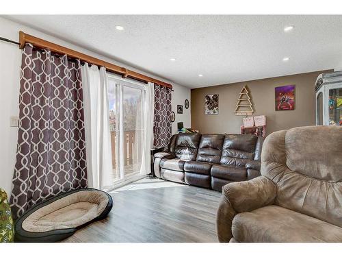 6407 94 Avenue, Grande Prairie, AB - Indoor Photo Showing Living Room