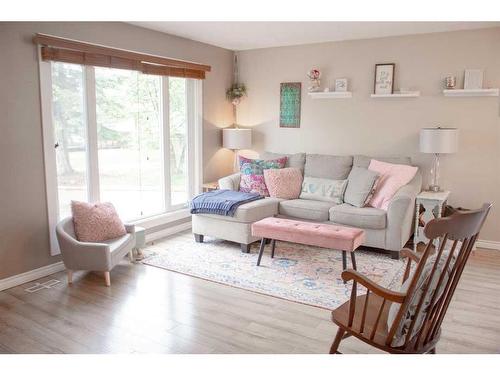 7727 95 Street, Grande Prairie, AB - Indoor Photo Showing Living Room