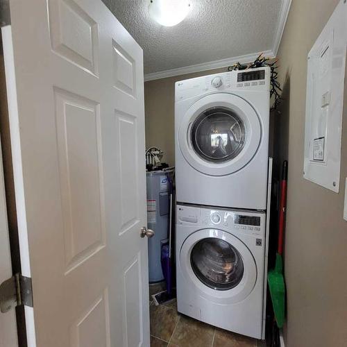 204-5300 45 Avenue, Grimshaw, AB - Indoor Photo Showing Laundry Room