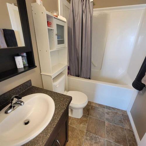 204-5300 45 Avenue, Grimshaw, AB - Indoor Photo Showing Bathroom