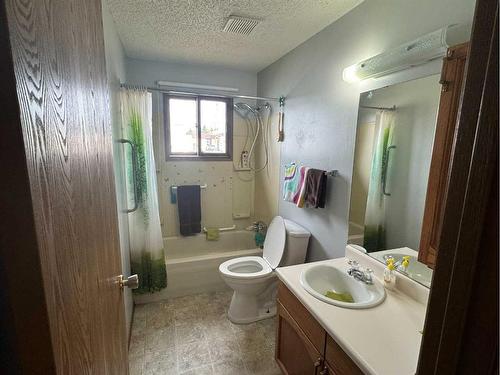 5114 50 Avenue, Berwyn, AB - Indoor Photo Showing Bathroom
