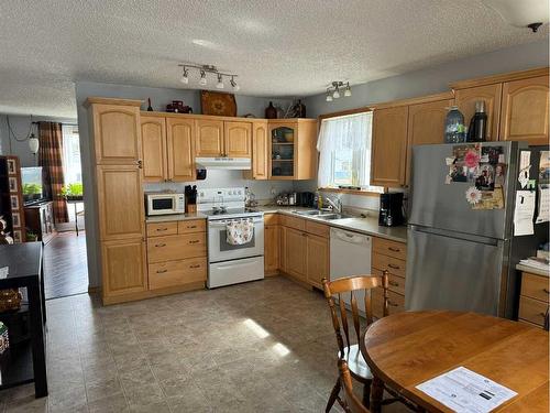 5114 50 Avenue, Berwyn, AB - Indoor Photo Showing Kitchen With Double Sink