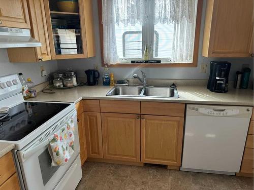 5114 50 Avenue, Berwyn, AB - Indoor Photo Showing Kitchen With Double Sink