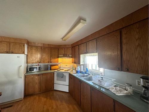 5117 51 Avenue, Berwyn, AB - Indoor Photo Showing Kitchen With Double Sink