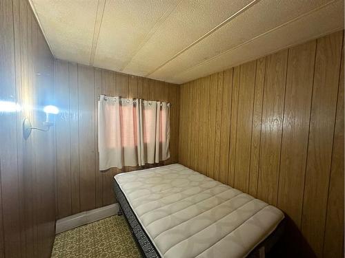 5117 51 Avenue, Berwyn, AB - Indoor Photo Showing Bedroom