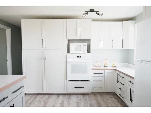 50010 733A Township, Rural Grande Prairie No. 1, County Of, AB - Indoor Photo Showing Kitchen