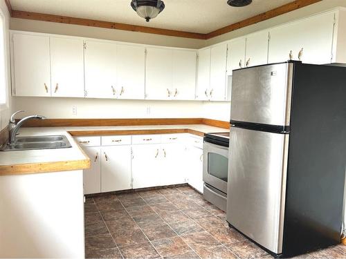 45063A 734 Township, Rural Grande Prairie No. 1, County Of, AB - Indoor Photo Showing Kitchen With Double Sink