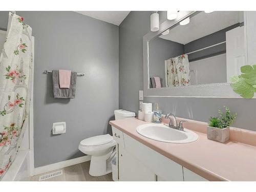 9350 112A Avenue, Grande Prairie, AB - Indoor Photo Showing Bathroom