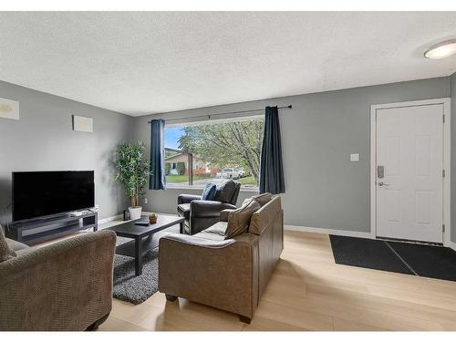 9350 112A Avenue, Grande Prairie, AB - Indoor Photo Showing Living Room