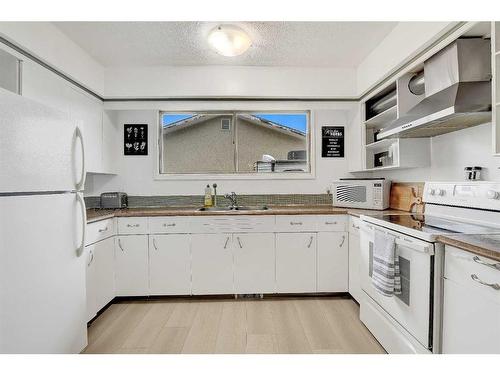 9350 112A Avenue, Grande Prairie, AB - Indoor Photo Showing Kitchen With Double Sink