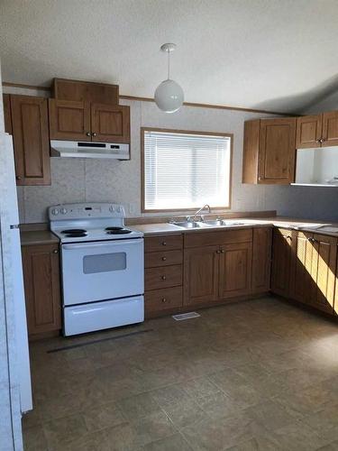 129 - 33-2 Kinuso Street Se, Kinuso, AB - Indoor Photo Showing Kitchen With Double Sink