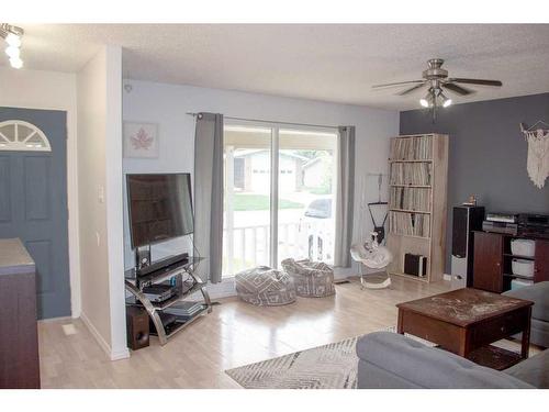 9529 77 Avenue, Grande Prairie, AB - Indoor Photo Showing Living Room