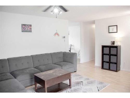 9529 77 Avenue, Grande Prairie, AB - Indoor Photo Showing Living Room