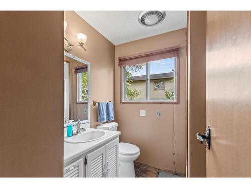 9810 105 Avenue, Grande Prairie, AB - Indoor Photo Showing Bathroom