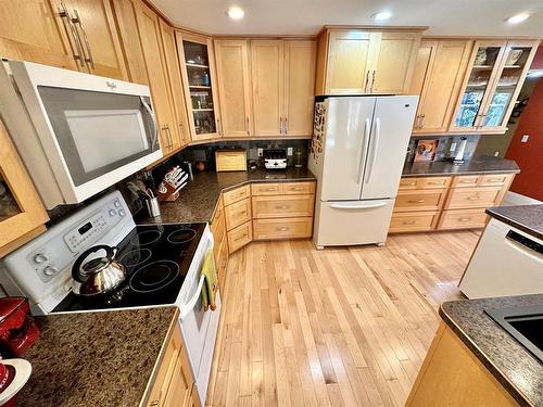 8805 101 Avenue, Peace River, AB - Indoor Photo Showing Kitchen