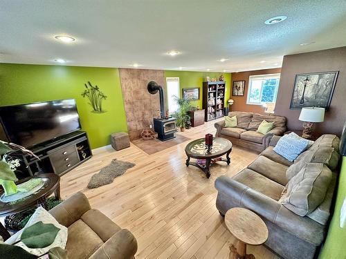 8805 101 Avenue, Peace River, AB - Indoor Photo Showing Living Room