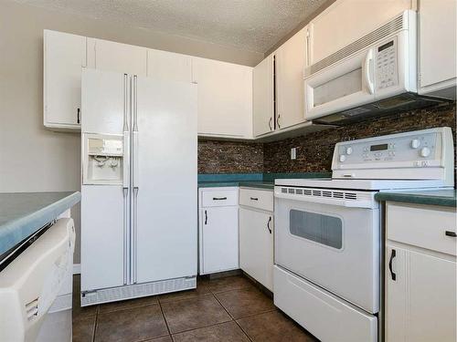 10638 Shand Avenue, Grande Cache, AB - Indoor Photo Showing Kitchen