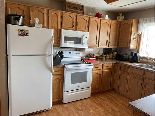 10929 114 Street, Fairview, AB - Indoor Photo Showing Kitchen With Double Sink