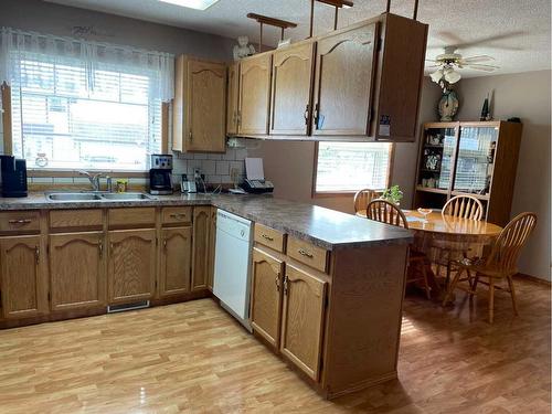 10929 114 Street, Fairview, AB - Indoor Photo Showing Kitchen With Double Sink