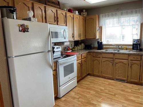 10929 114 Street, Fairview, AB - Indoor Photo Showing Kitchen With Double Sink