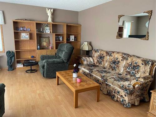 10929 114 Street, Fairview, AB - Indoor Photo Showing Living Room