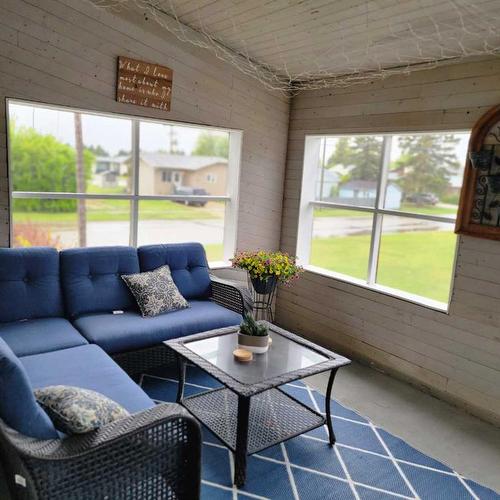 5304 54 Avenue, Grimshaw, AB - Indoor Photo Showing Living Room