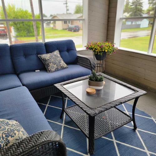 5304 54 Avenue, Grimshaw, AB -  Photo Showing Living Room