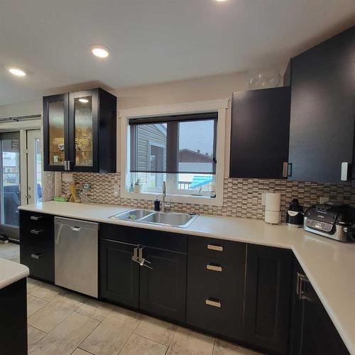 5304 54 Avenue, Grimshaw, AB - Indoor Photo Showing Kitchen With Double Sink