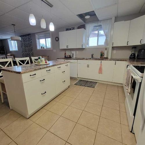 5304 54 Avenue, Grimshaw, AB - Indoor Photo Showing Kitchen With Double Sink