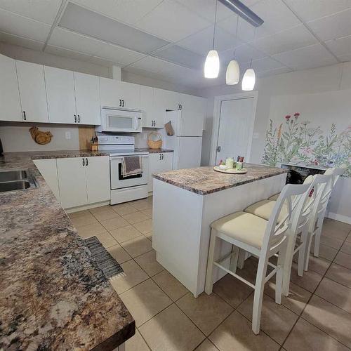 5304 54 Avenue, Grimshaw, AB - Indoor Photo Showing Kitchen With Double Sink