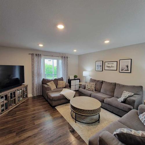 5304 54 Avenue, Grimshaw, AB - Indoor Photo Showing Living Room