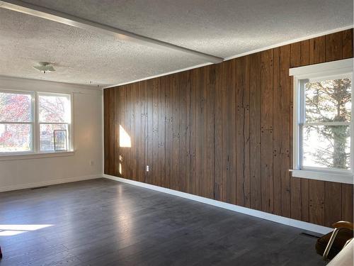 812 3 Avenue, Hines Creek, AB - Indoor Photo Showing Other Room