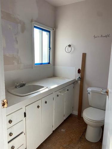 812 3 Avenue, Hines Creek, AB - Indoor Photo Showing Bathroom