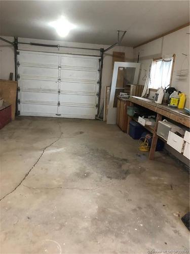 812 3 Avenue, Hines Creek, AB - Indoor Photo Showing Garage