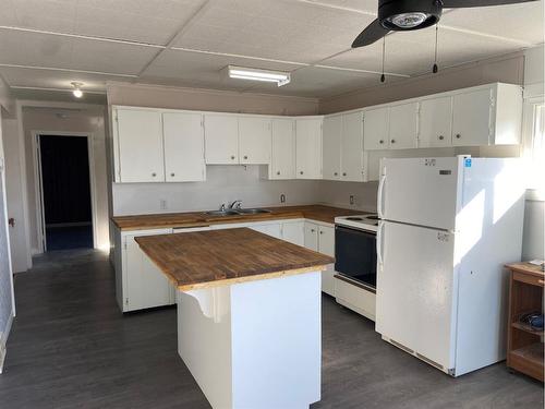 812 3 Avenue, Hines Creek, AB - Indoor Photo Showing Kitchen With Double Sink