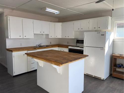 812 3 Avenue, Hines Creek, AB - Indoor Photo Showing Kitchen With Double Sink