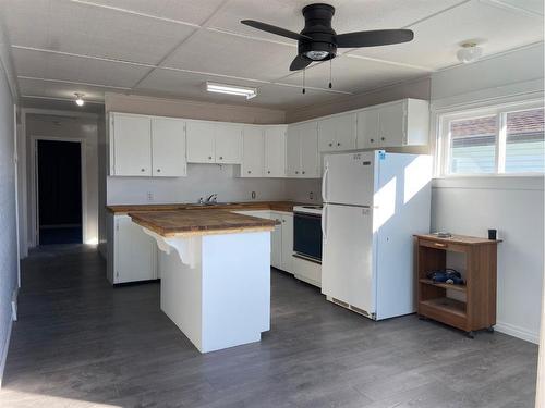 812 3 Avenue, Hines Creek, AB - Indoor Photo Showing Kitchen