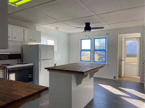 812 3 Avenue, Hines Creek, AB - Indoor Photo Showing Kitchen