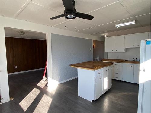 812 3 Avenue, Hines Creek, AB - Indoor Photo Showing Kitchen