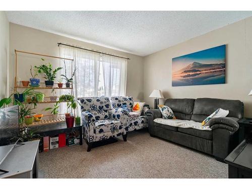118-9140 101 Avenue, Grande Prairie, AB - Indoor Photo Showing Living Room