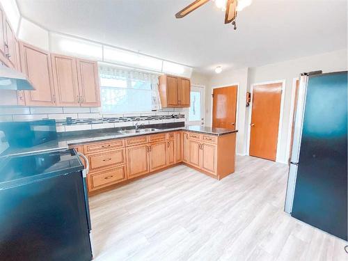 4823 46 Avenue, Spirit River, AB - Indoor Photo Showing Kitchen With Double Sink