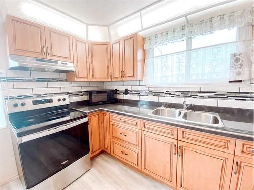 4823 46 Avenue, Spirit River, AB - Indoor Photo Showing Kitchen With Double Sink