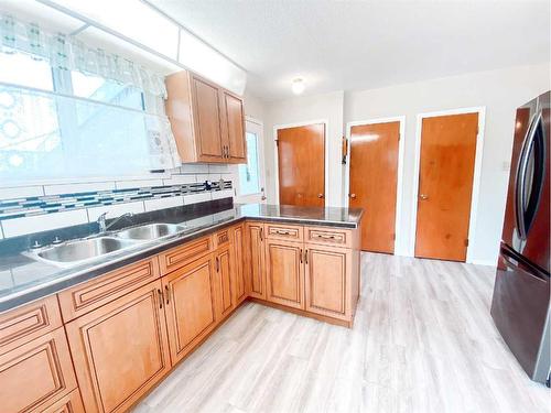 4823 46 Avenue, Spirit River, AB - Indoor Photo Showing Kitchen With Double Sink