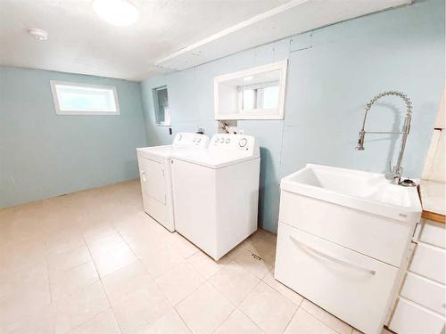 4823 46 Avenue, Spirit River, AB - Indoor Photo Showing Laundry Room